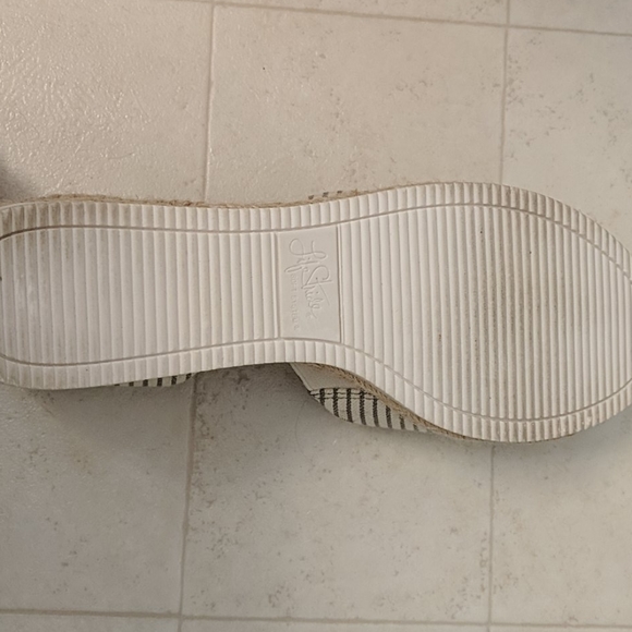 Lifestride Summer Shoes - Picture 2 of 3